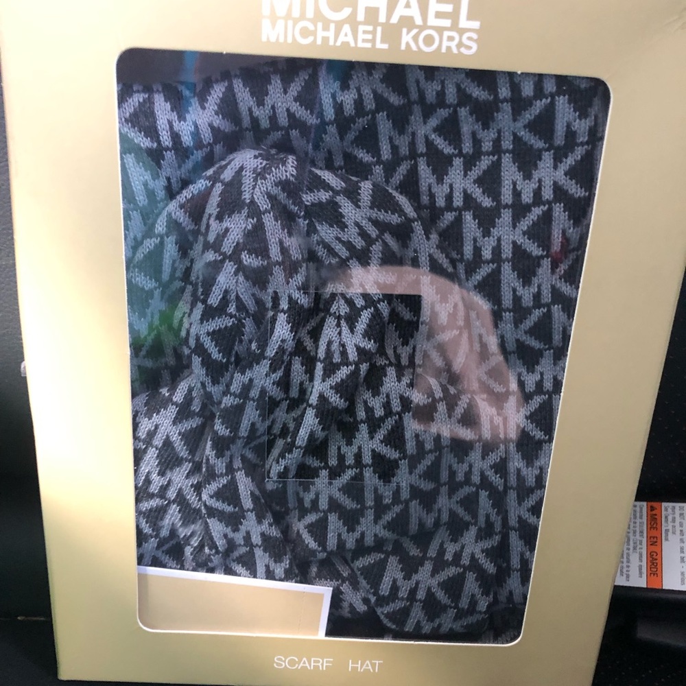 Michael Kors hat ands scarf set